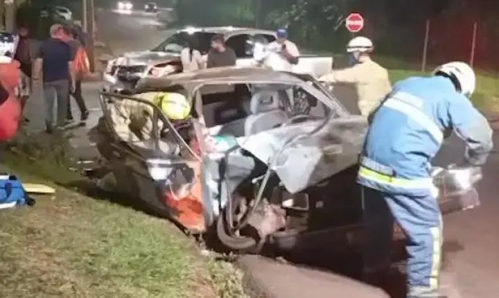 GRAVE ACIDENTE ENTRE CAMINHONETE E CARRO DEIXA MOTORISTA FERIDO EM FOZ DO IGUAÇU