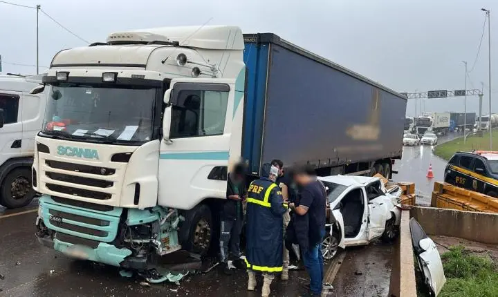 ACIDENTE ENTRE CARRO E CAMINHÃO NA BR-277 DEIXA DUAS PESSOAS FERIDAS