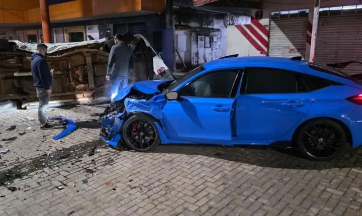 ACIDENTE ENTRE TRÊS CARROS DEIXA RASTRO DE DESTRUIÇÃO NA AVENIDA JK EM FOZ DO IGUAÇU