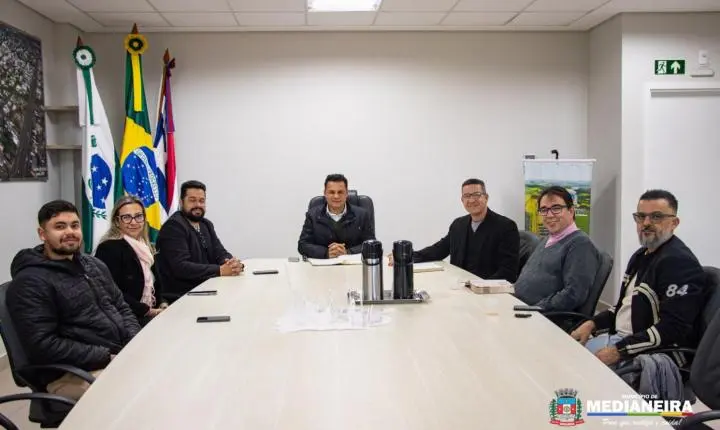 ADMINISTRAÇÃO MUNICIPAL DE MEDIANEIRA RECEBE PASTORES DO COPEM PARA MOMENTO DE ORAÇÃO E REFLEXÃO