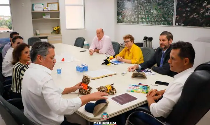 ADMINISTRAÇÃO MUNICIPAL DE MEDIANEIRA RECEBE REITORIA DA UDC PARA DISCUTIR PROJETOS ESTRATÉGICOS