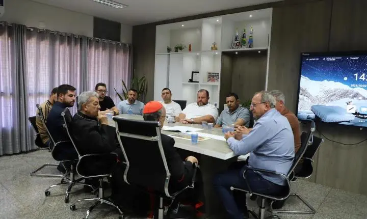 ADMINISTRAÇÃO MUNICIPAL RECEBE CARDEAL DOM RAYMUNDO DAMASCENO EM ITAIPULÂNDIA