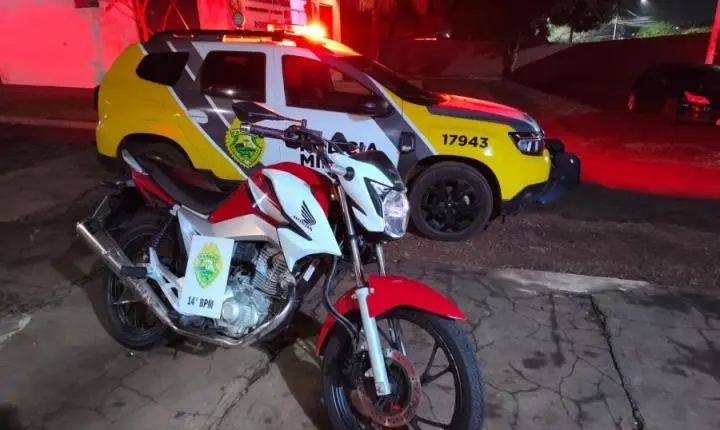 ADOLESCENTES SÃO ABORDADOS PELA PM EM MOTO IRREGULAR NO CENTRO DE MEDIANEIRA
