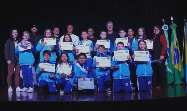 ALUNOS DA EDUCAÇÃO EM TEMPO INTEGRAL CONQUISTAM GRADUAÇÃO EM MUAYTHAI EM ITAIPULÂNDIA