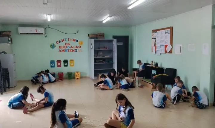 ALUNOS DA ESCOLA DONA LEOPOLDINA DO CARAMURU VISITAM A ASSOREMI PARA APRENDER SOBRE RECICLAGEM