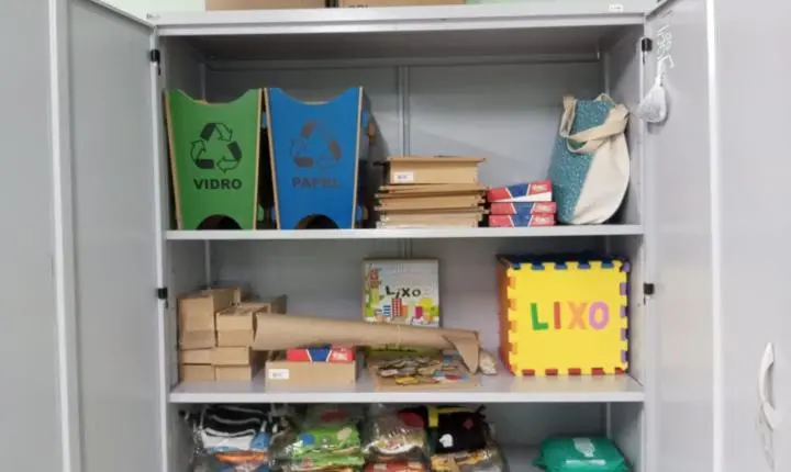 ALUNOS DA ESCOLA DONA LEOPOLDINA DO CARAMURU VISITAM A ASSOREMI PARA APRENDER SOBRE RECICLAGEM