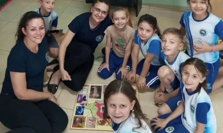 ALUNOS DA ESCOLA DONA LEOPOLDINA DO CARAMURU VISITAM A ASSOREMI PARA APRENDER SOBRE RECICLAGEM