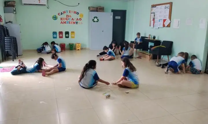 ALUNOS DA ESCOLA DONA LEOPOLDINA DO CARAMURU VISITAM A ASSOREMI PARA APRENDER SOBRE RECICLAGEM