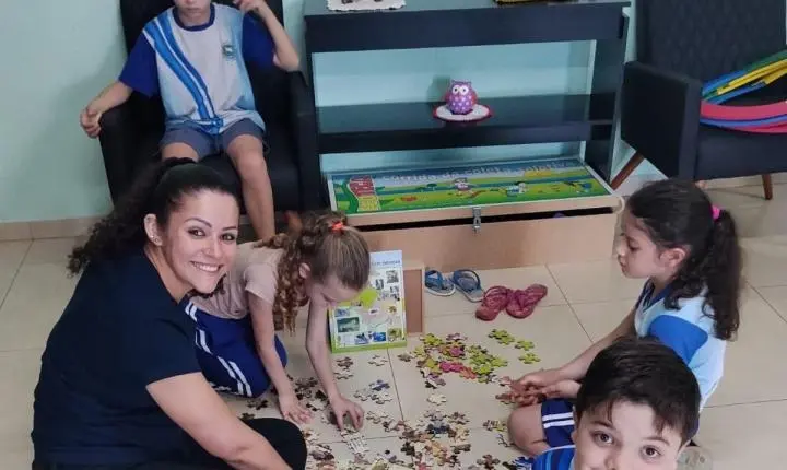 ALUNOS DA ESCOLA DONA LEOPOLDINA DO CARAMURU VISITAM A ASSOREMI PARA APRENDER SOBRE RECICLAGEM