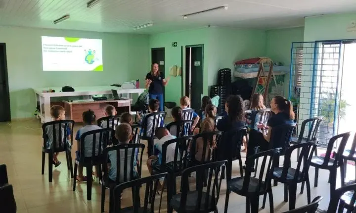 ALUNOS DA ESCOLA DONA LEOPOLDINA DO CARAMURU VISITAM A ASSOREMI PARA APRENDER SOBRE RECICLAGEM