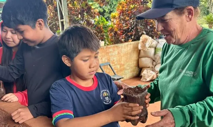 ALUNOS DA ESCOLA INDÍGENA ARANDU RENDA PARTICIPAM DE VISITA EDUCATIVA AO VIVEIRO MUNICIPAL DE ITAIPULÂNDIA