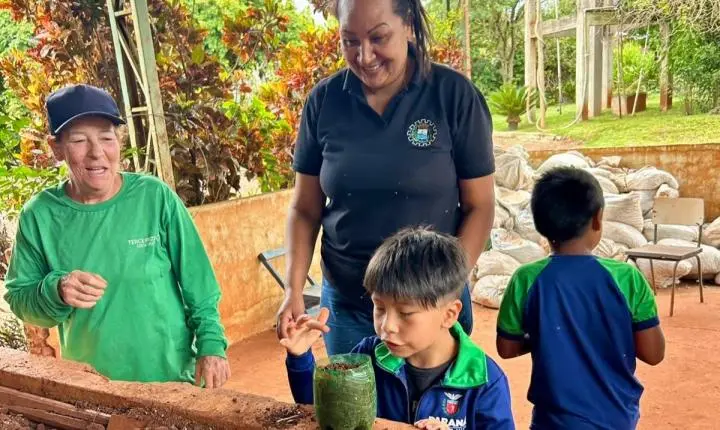 ALUNOS DA ESCOLA INDÍGENA ARANDU RENDA PARTICIPAM DE VISITA EDUCATIVA AO VIVEIRO MUNICIPAL DE ITAIPULÂNDIA