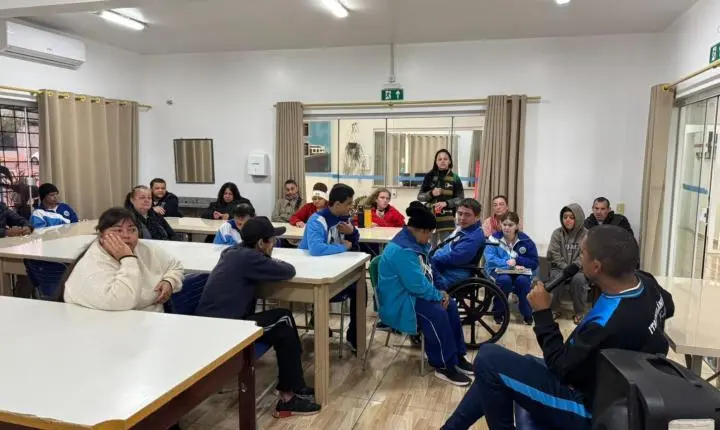 ALUNOS DA ESCOLA MULTI-EDUCAR ENCERRAM PROJETO “FUTSAL PARA TODOS” COM PALESTRA DE ATLETA PROFISSIONAL EM ITAIPULÂNDIA