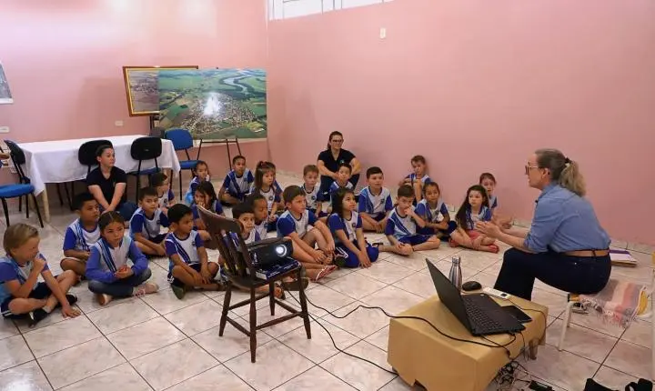 ALUNOS DO INFANTIL 5 CONHECEM A EVOLUÇÃO DOS MEIOS DE COMUNICAÇÃO EM ITAIPULÂNDIA
