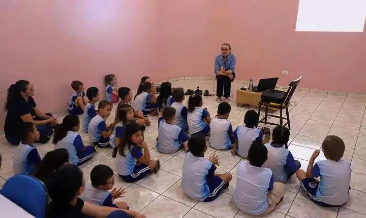 ALUNOS DO INFANTIL 5 CONHECEM A EVOLUÇÃO DOS MEIOS DE COMUNICAÇÃO EM ITAIPULÂNDIA