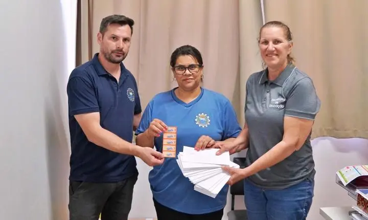 ALUNOS RECEBEM INGRESSOS PARA OS BRINQUEDOS DA 1ª EXPOLÂNDIA