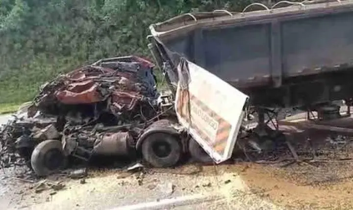 BATIDA FRONTAL ENTRE CARRETAS MATA MOTORISTA E INTERDITA BR-277