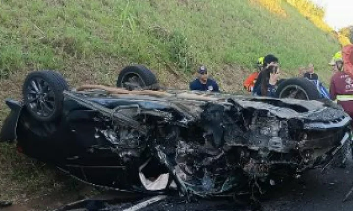 BATIDA FRONTAL ENTRE CHEVROLET CRUZE E CAMINHÃO NA PR-445 TERMINA COM MORTE DE MOTORISTA DO CARRO