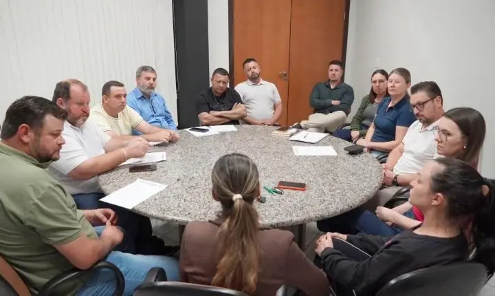 CÂMARA DE ITAIPULÂNDIA RECEBE EDUCADORES PARA DISCUTIR AS MUDANÇAS NO FÓRUM MUNICIPAL DA EDUCAÇÃO