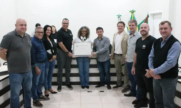 CÂMARA DE MISSAL HOMENAGEIA DIRETORA COM MOÇÃO DE APLAUSO