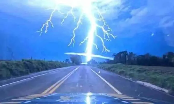 CÂMERA DE VIATURA DA PRF FLAGRA MOMENTO EM QUE RAIO ATINGE MARGENS DA BR-272 EM TERRA ROXA
