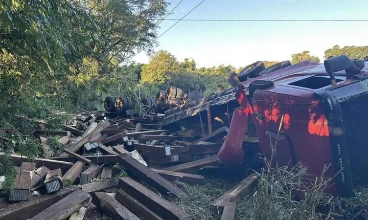 CAMINHÃO CARREGADO COM DORMENTES TOMBA NA PR-281 E ASSUSTA MOTORISTAS NO SUDOESTE DO PARANÁ