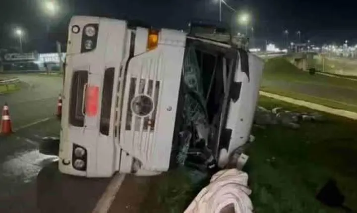 CAMINHÃO CARREGADO COM FRANGO CONGELADO TOMBA NO TREVO CATARATAS, EM CASCAVEL