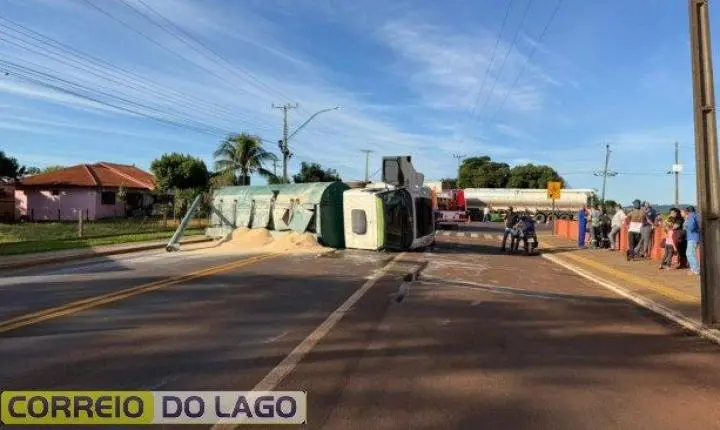CAMINHÃO CARREGADO COM RAÇÃO TOMBA NA PR-495 E INTERDITA VIA EM SANTA HELENA
