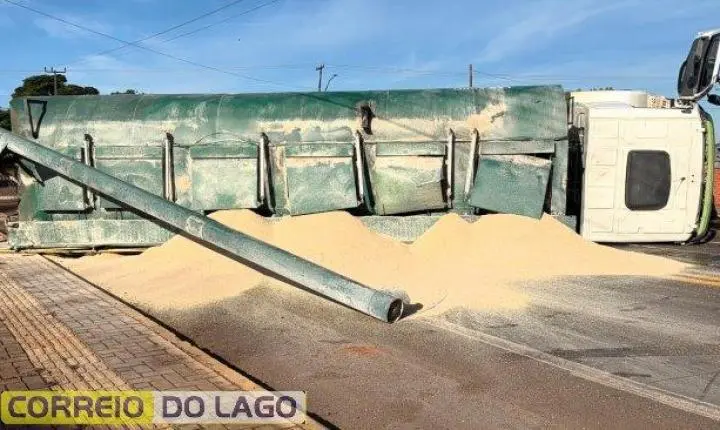 CAMINHÃO CARREGADO COM RAÇÃO TOMBA NA PR-495 E INTERDITA VIA EM SANTA HELENA