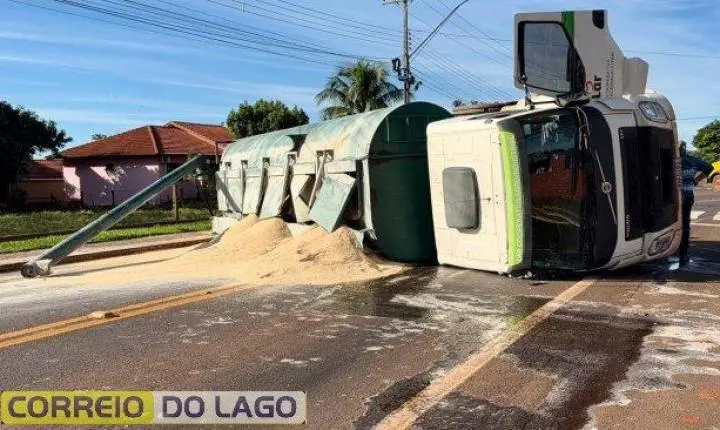 CAMINHÃO CARREGADO COM RAÇÃO TOMBA NA PR-495 E INTERDITA VIA EM SANTA HELENA