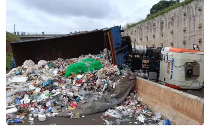CAMINHÃO DA PREFEITURA TOMBA E INTERDITA TOTALMENTE A BR-376 EM MARINGÁ