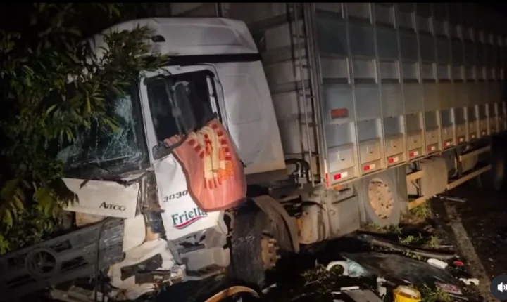 CAMINHÃO DE SÃO MIGUEL DO IGUAÇU SE ENVOLVE EM COLISÃO COM OUTROS VEÍCULOS E DEIXA PISTA INTERDITADA