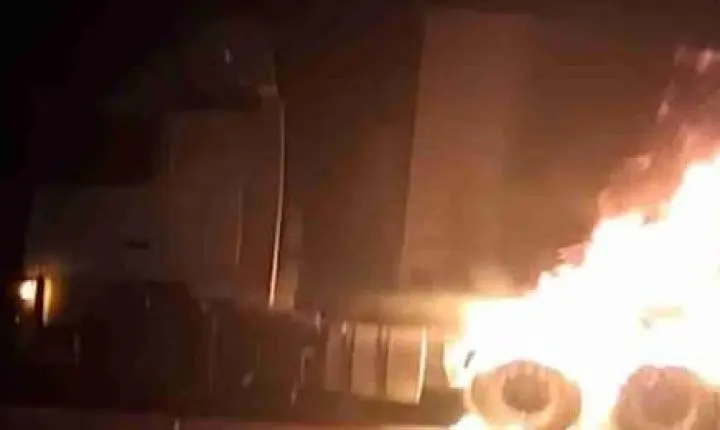 CAMINHÃO FRIGORÍFICO QUE SAIU DE MATELÂNDIA É CONSUMIDO POR INCÊNDIO NA BR-277 EM SANTA TEREZA DO OESTE