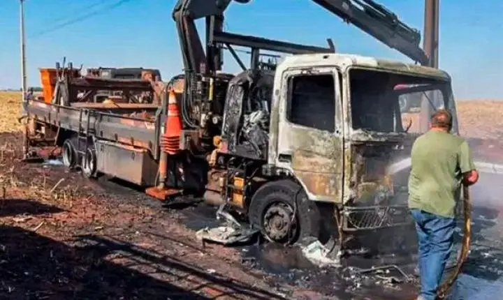 CAMINHÃO PEGA FOGO DURANTE TRABALHO NA REDE ELÉTRICA NA REGIÃO