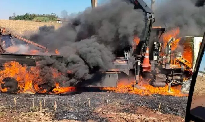 CAMINHÃO PEGA FOGO DURANTE TRABALHO NA REDE ELÉTRICA NA REGIÃO