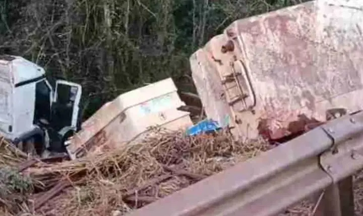 CAMINHÃO SAI DA PISTA E CAI EM BARRANCO NA PR-317 ENTRE TOLEDO E OURO VERDE DO OESTE