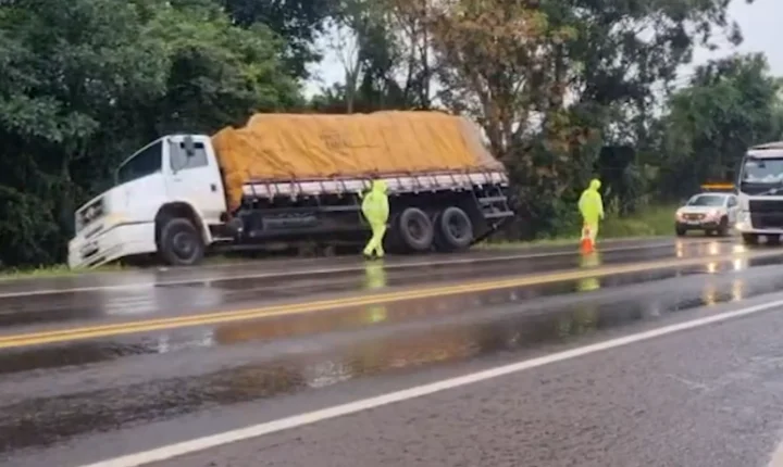 CAMINHÃO SAI DA PISTA E QUASE TOMBA NA BR-369 EM CASCAVEL