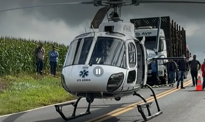 CAMINHÃO SE SOLTA DE PRANCHA, ESMAGA CABINE DE VEÍCULO E DEIXA UM MORTO NA PR-445