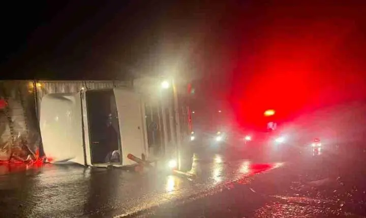 CAMINHÃO TOMBA E DERRAMA PESTICIDA NA PR-180; RODOVIA É INTERDITADA