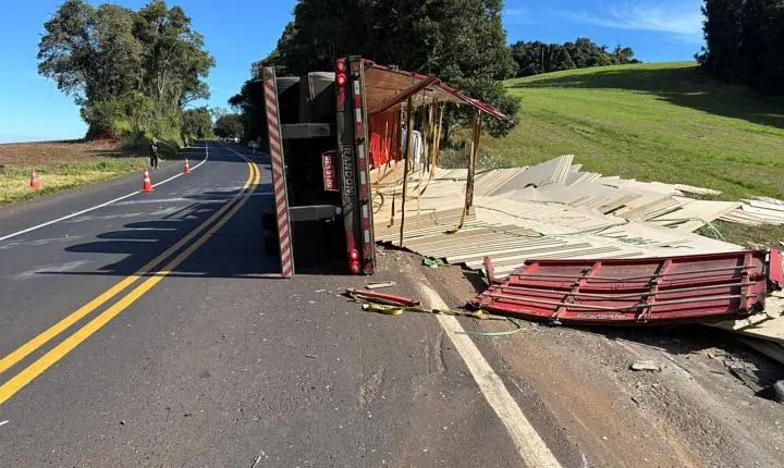 CAMINHÃO TOMBA NA BR-373 E ESPALHA CARGA DE COMPENSADOS ÀS MARGENS DA PISTA