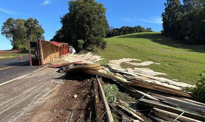 CAMINHÃO TOMBA NA BR-373 E ESPALHA CARGA DE COMPENSADOS ÀS MARGENS DA PISTA