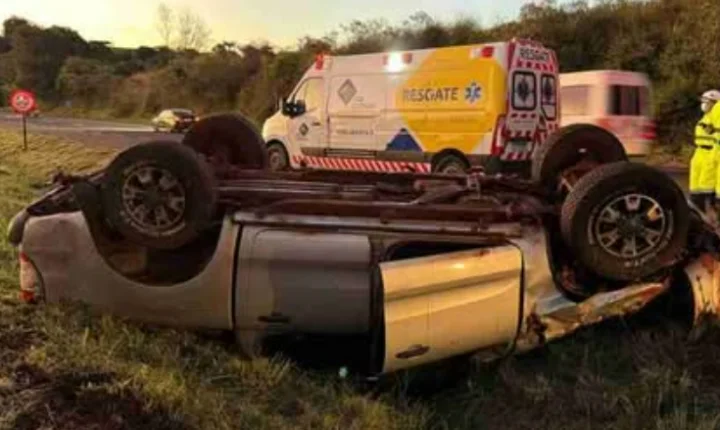 CAMINHONETE CAPOTA NA BR-163 EM CASCAVEL APÓS MOTORISTA PERDER O CONTROLE DA DIREÇÃO