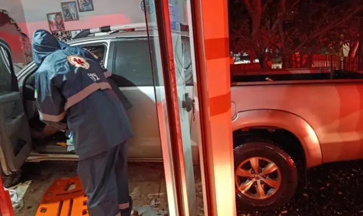 CAMINHONETE INVADE SALÃO DE BELEZA DURANTE A MADRUGADA EM MISSAL