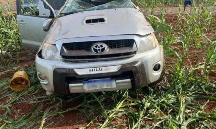 CAPOTAMENTO NA PR-488 TERMINA SEM VÍTIMAS GRAVES EM SANTA HELENA