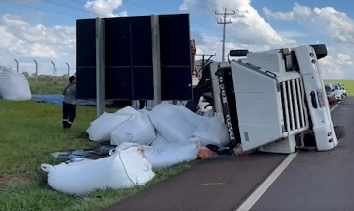 CARRETA CARREGADA COM ESTERCO TOMBA NA BR-163 EM SANTA TEREZA DO OESTE