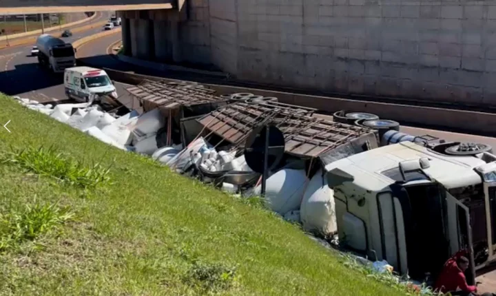 CARRETA COM 50 TONELADAS DE FARINHA TOMBA NO TREVO CATARATAS E CAUSA LENTIDÃO NA BR-369 EM CASCAVEL