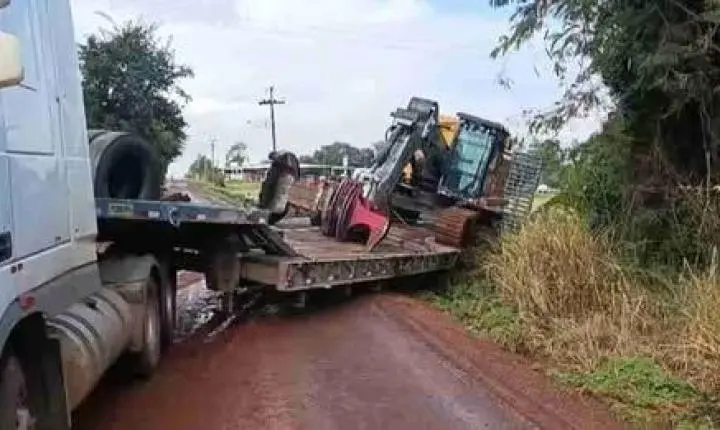 CARRETA COM MÁQUINA DE 25 TONELADAS FICA PRESA EM BARRANCO E INTERDITA ESTRADA RURAL EM TOLEDO