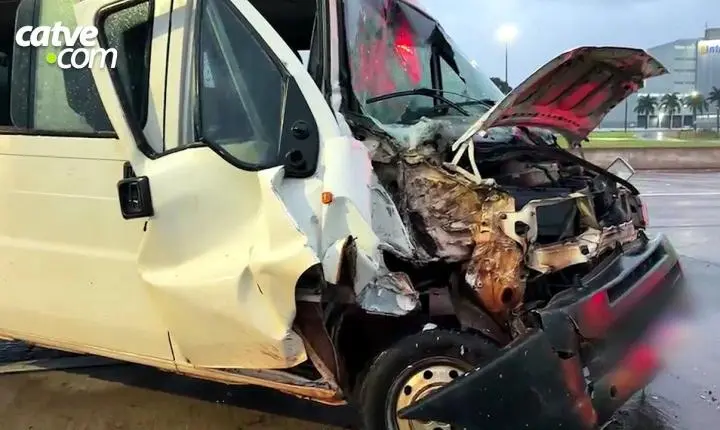 CARRETA FREIA DE REPENTE, VAN BATE NA TRASEIRA E MOTORISTA FOGE DO LOCAL NA BR-163