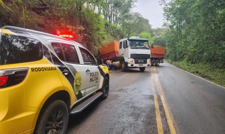 CARRETA PERDE FORÇA E FICA ATRAVESSADA NA PR-488 DURANTE SUBIDA DA SERRA DE DIAMANTE