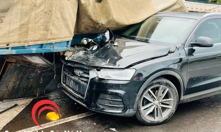 CARRETA PERDE OS FREIOS E ATINGE VEÍCULOS NA SUBIDA DA TANCREDO NEVES, EM FOZ DO IGUAÇU